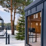 Domek z sauną nad jeziorem – dlaczego warto wybrać taki wypoczynek?